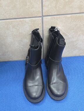 New Art Class Dingo Black Ankle Boots - Sleek Chelsea Style.  New No tag